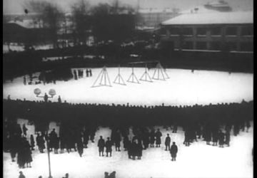 Image tirée du documentaire Le Verdict du Peuple, 1946, réalisateur L. Kikaz, caméraman E. Outchitel.
