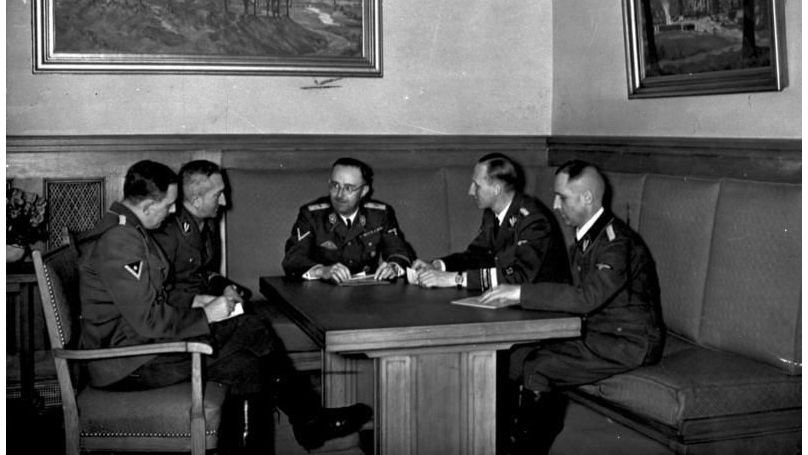 Franz Josef Huber, Arthur Nebe, Heinrich Himmler, Reinhard Heydrich et Heinrich Müller (de gauche à droite)