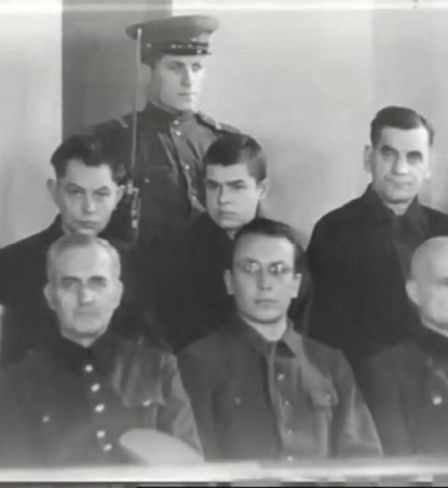 Image tirée du film d’actualité sur le procès de Minsk. Bloc pour les accusés. Au premier rang: le lieutenant-général Johann Richert, le commissaire de la police judiciaire de la Gestapo Hans Koch, le général de division Gottfried von Erdmannsdorff. Maison de l’Armée rouge, Minsk. 1946