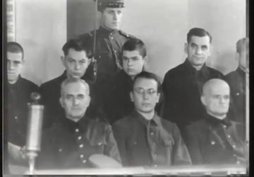 Image tirée du film d’actualité sur le procès de Minsk. Bloc pour les accusés. Au premier rang: le lieutenant-général Johann Richert, le commissaire de la police judiciaire de la Gestapo Hans Koch, le général de division Gottfried von Erdmannsdorff. Maison de l’Armée rouge, Minsk. 1946