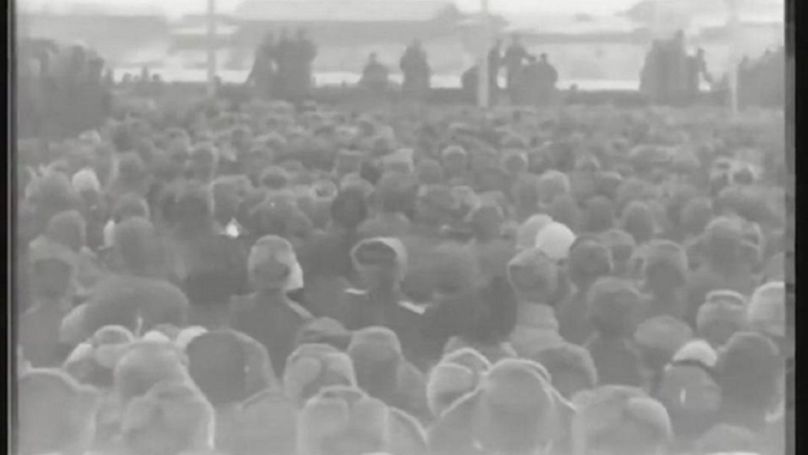 Image tirée du film d’actualité sur le procès de Minsk. Exécution des coupables à l’hippodrome. 30 janvier 1946