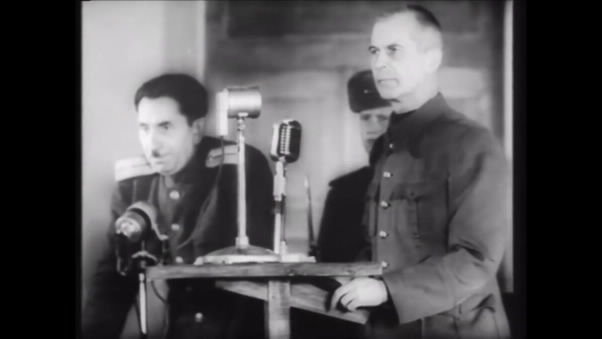 Der Angeklagte Paul Scheer sagt zur Sache aus. Bild aus der Kinochronik des Kiewer Prozesses. Haus der Offiziere der Roten Armee, Kiew. Januar 1946.