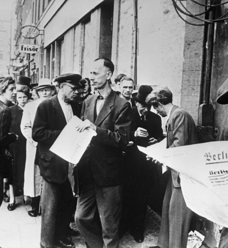 Menschen lesen die Ausgabe von Berliner Zeitung, 21. Mai 1945