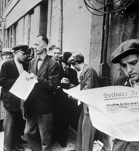Allemagne, 1945. Des Berlinois lors des premiers mois après la fin de la guerre. Le premier numéro du journal Berliner Zeitung a été publié.