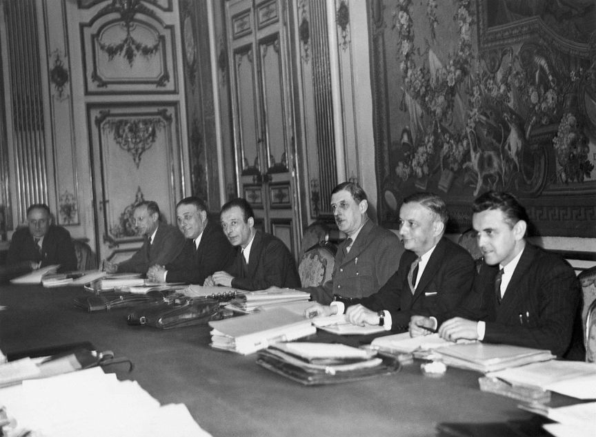 Le général Charles de Gaulle (au centre) entouré de ministres lors d’une réunion du gouvernement provisoire. 2 novembre 1945