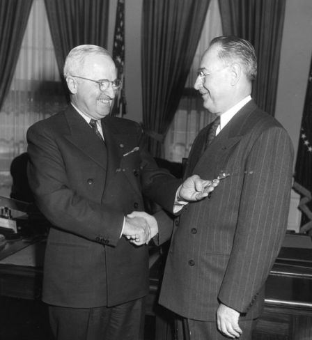 Le Président Harry Truman remet à l’amiral Sidney Souers la Distinguished Service Medal, 1er décembre 1952, Rowe Abbie, National Park Service.