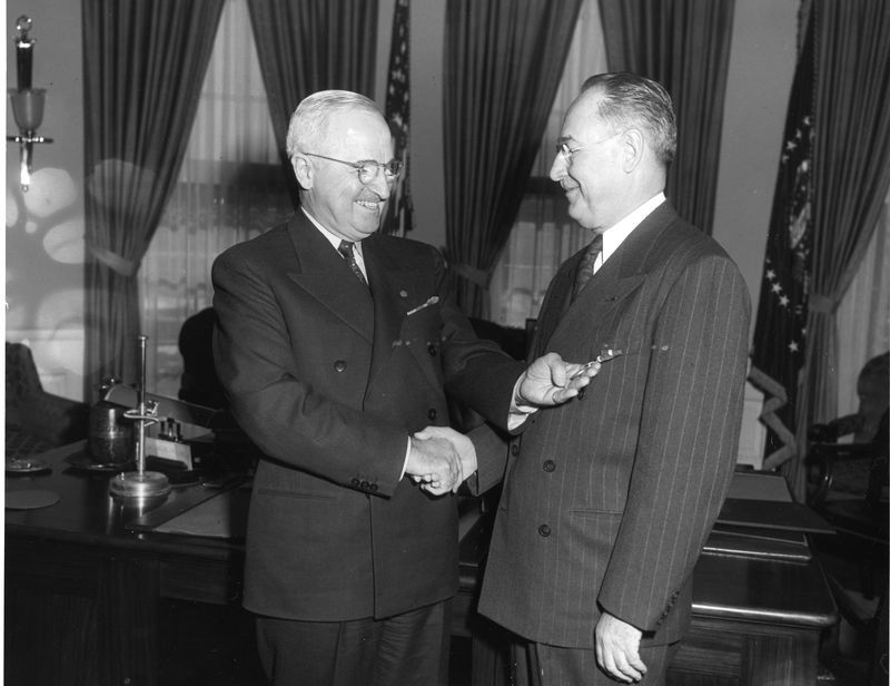 Le Président Harry Truman remet à l’amiral Sidney Souers la Distinguished Service Medal, 1er décembre 1952, Rowe Abbie, National Park Service.