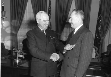 Le Président Harry Truman remet à l’amiral Sidney Souers la Distinguished Service Medal, 1er décembre 1952, Rowe Abbie, National Park Service.