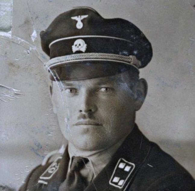 Hans Loritz as SS-Sturmbannführer