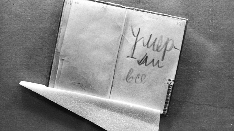 «Tous sont morts», une des pages du journal de l’adolescente Tania Savitcheva, qui a commencé à faire des notes depuis le début du siège de Leningrad. Presque toute la famille de Tania est décédée entre décembre 1941 et mai 1942. Son journal compte neuf pages, dont six sont des dates de décès de ces êtres chers - mère, grand-mère, sœur, frère et deux oncles. Tania elle-même est décédée lors de l'évacuation le 1er juillet 1944.