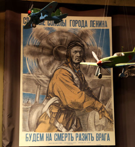 L’affiche «Faucons glorieux de la ville de Lénine, nous frapperons l'ennemi à mort» dans une des salles du musée de la défense de Léningrad