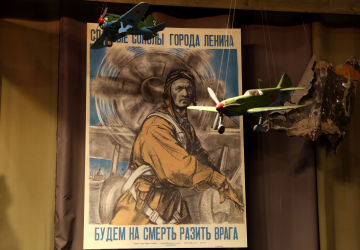 L’affiche «Faucons glorieux de la ville de Lénine, nous frapperons l'ennemi à mort» dans une des salles du musée de la défense de Léningrad