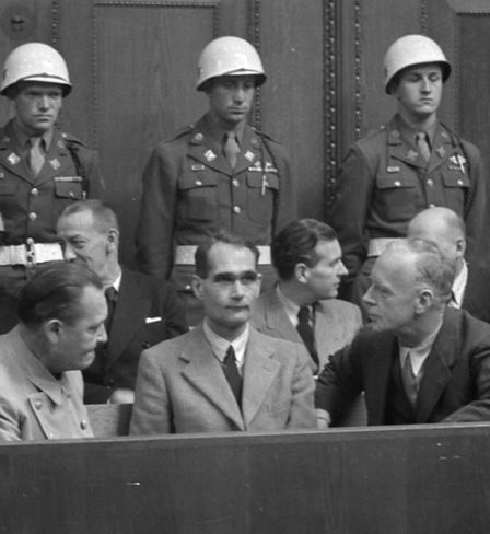 Pendant une pause entre les séances. Accusés Hermann Göring, Rudolf Hess et Joachim von Ribbentrop. Janvier 1946. Photo par Evguéni Khaldeï. Archives d’État de documents cinématographiques et photographiques de Russie, numéro d’archive A-9232