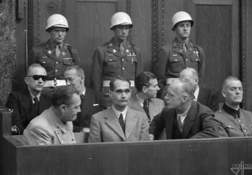 Pendant une pause entre les séances. Accusés Hermann Göring, Rudolf Hess et Joachim von Ribbentrop. Janvier 1946. Photo par Evguéni Khaldeï. Archives d’État de documents cinématographiques et photographiques de Russie, numéro d’archive A-9232