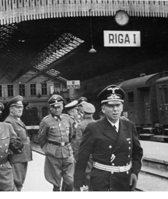 Hinrich Lohse mit Offizieren bei der Ankunft am Bahnhof; 2.v.l. von Rentsch, 3.v.l. Hoff., 5.v.l. Jeckeln, Friedrich SS-Obergruppenführer (in Riga gehängt)