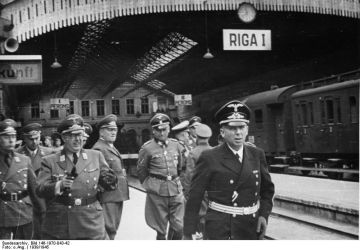 Hinrich Lohse mit Offizieren bei der Ankunft am Bahnhof; 2.v.l. von Rentsch, 3.v.l. Hoff., 5.v.l. Jeckeln, Friedrich SS-Obergruppenführer (in Riga gehängt)