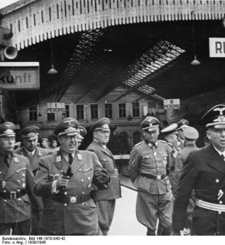 Friedrich Jeckeln (fifth from the left) with Reichskommissar of Ostland Hinrich Lohse and a group of officers at the Riga railway station/ Bundesarchiv, Bild 146-1970-043-42 / Fotograf: unbekannt / CC-BY-SA 3.0
