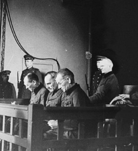 Accusés du procès de Riga: (de gauche à droite) SS-Obergruppenführer Friedrich Jeckeln, général de brigade Hans Küpper, lieutenant-général Siegfried Ruff, SA-Standartenführer Alexander Boecking, lieutenant-général Wolfgang von Ditfurth, lieutenant-général Albrecht Baron Digeon von Monteton. Maison des officiers, Riga, RSS de Lettonie, 1946.