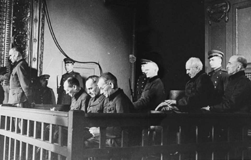 Accusés du procès de Riga: (de gauche à droite) SS-Obergruppenführer Friedrich Jeckeln, général de brigade Hans Küpper, lieutenant-général Siegfried Ruff, SA-Standartenführer Alexander Boecking, lieutenant-général Wolfgang von Ditfurth, lieutenant-général Albrecht Baron Digeon von Monteton. Maison des officiers, Riga, RSS de Lettonie, 1946.