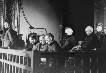 Accusés du procès de Riga: (de gauche à droite) SS-Obergruppenführer Friedrich Jeckeln, général de brigade Hans Küpper, lieutenant-général Siegfried Ruff, SA-Standartenführer Alexander Boecking, lieutenant-général Wolfgang von Ditfurth, lieutenant-général Albrecht Baron Digeon von Monteton. Maison des officiers, Riga, RSS de Lettonie, 1946.