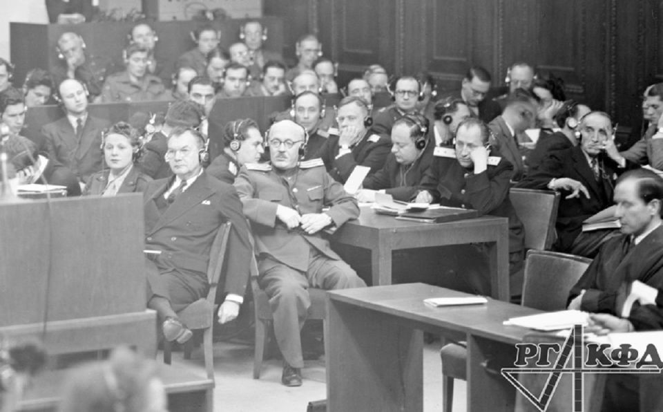Les procureurs de l’URSS et des États-Unis au procès de Nuremberg: procureur en chef des États-Unis Robert Jackson, adjoints du procureur en chef de l’URSS Yuri Pokrovski et Lev Sheïnin, procureur en chef de l’URSS Roman Roudenko et d’autres. Photo par Evguéni Khaldeï. Archives d’État de documents cinématographiques et photographiques de Russie, numéro d’archive В-3026.