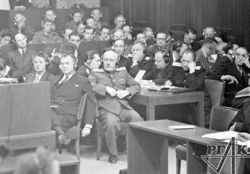 Les procureurs de l’URSS et des États-Unis au procès de Nuremberg: procureur en chef des États-Unis Robert Jackson, adjoints du procureur en chef de l’URSS Yuri Pokrovski et Lev Sheïnin, procureur en chef de l’URSS Roman Roudenko et d’autres. Photo par Evguéni Khaldeï. Archives d’État de documents cinématographiques et photographiques de Russie, numéro d’archive В-3026.