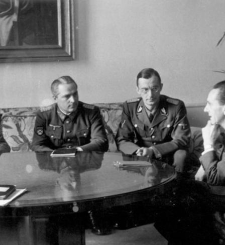 Généraux Andreï Vlassov et Guéorgui Jilenkov lors d’une réunion avec le ministre de la Propagande Joseph Goebbels. Berlin, 28 février 1945. Bundesarchiv, Bild 183-H27774.