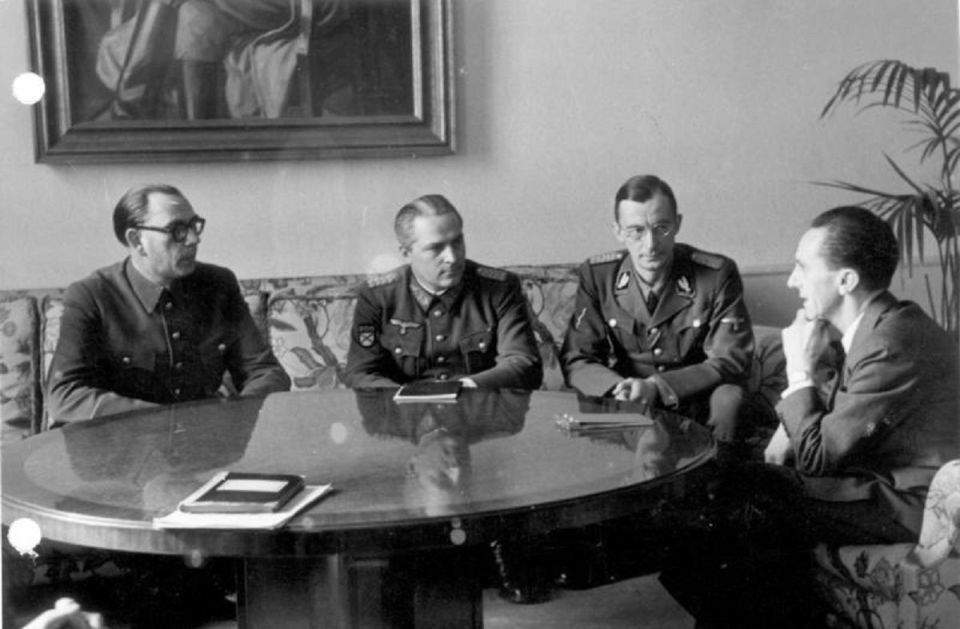 Généraux Andreï Vlassov et Guéorgui Jilenkov lors d’une réunion avec le ministre de la Propagande Joseph Goebbels. Berlin, 28 février 1945. Bundesarchiv, Bild 183-H27774.