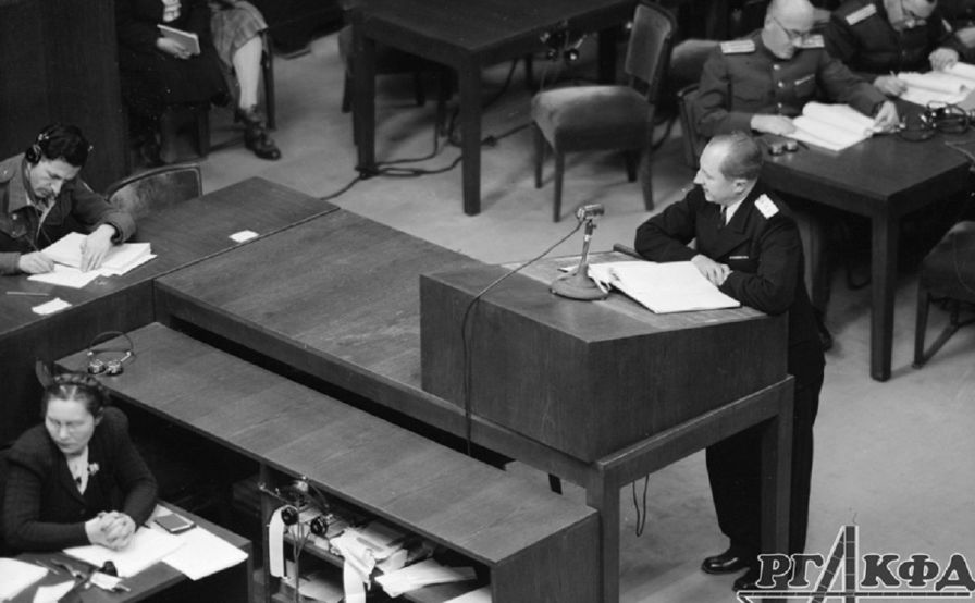 Discours introductif du lieutenant-général de justice R. A. Roudenko, procureur en chef de l’URSS au tribunal militaire international, 8 février 1946. Photo d’Evguéni Khaldeï. Archives d’État de documents cinématographiques et photographiques de Russie, numéros d’archive В-3029, В-3030, В-3035.