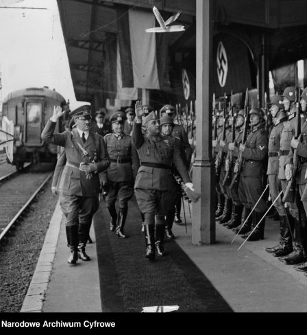 Adolf Hitler et Francisco Franco à la gare d'Hendaye, France. 23 octobre 1940. Photo de Heinrich Hoffmann. Archives nationales numériques de Pologne