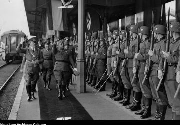 Adolf Hitler et Francisco Franco à la gare d'Hendaye, France. 23 octobre 1940. Photo de Heinrich Hoffmann. Archives nationales numériques de Pologne