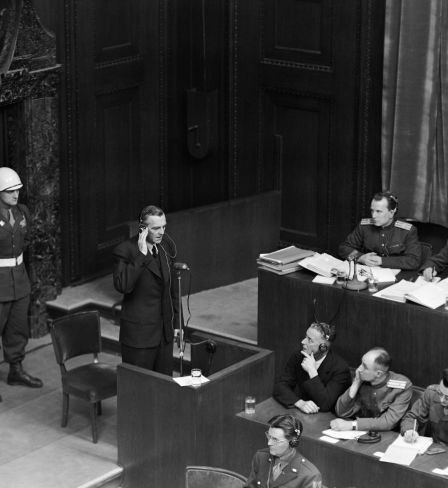 Friedrich Paulus prête serment comme témoin avant son interrogatoire lors des procès de Nuremberg, le 11 février 1946.