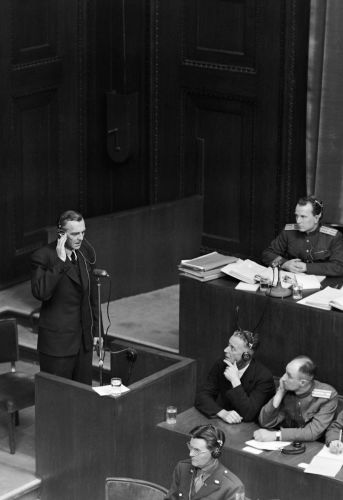 Friedrich Paulus prête serment comme témoin avant son interrogatoire lors des procès de Nuremberg, le 11 février 1946.