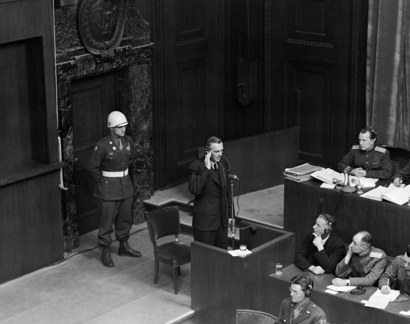 Friedrich Paulus prête serment comme témoin avant son interrogatoire lors des procès de Nuremberg, le 11 février 1946.
