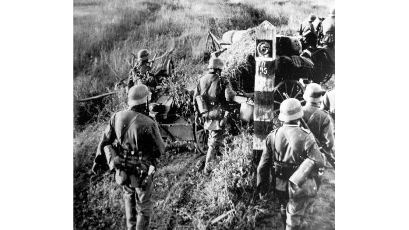 Offensive allemande du 22 juin 1941, les troupes de l’Axe traversent la frontière de l’URSS.
