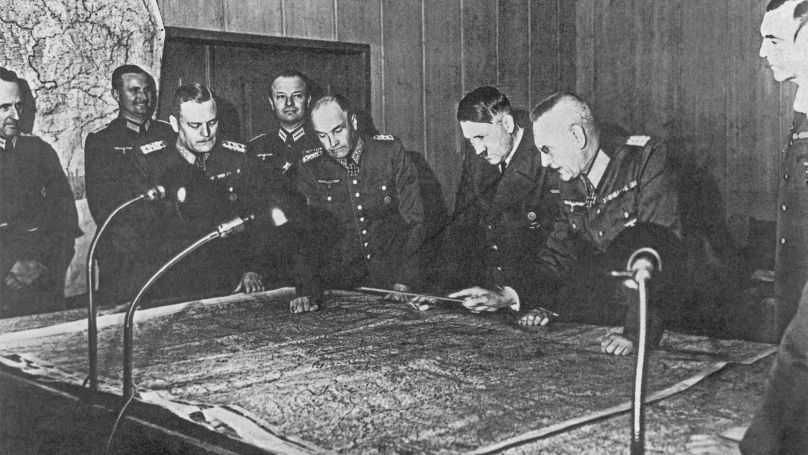 De gauche à droite au premier plan: Generalfeldmarschall Wilhelm Keitel, colonel général Walther von Brauchitsch, Adolf Hitler, colonel général Franz Halder près de la table avec une carte lors de la réunion d'État-major.