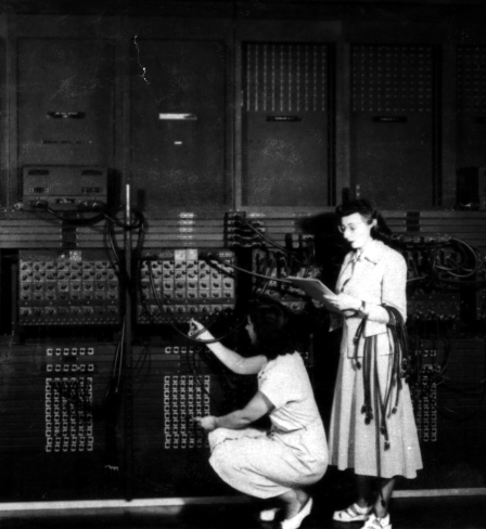 Six femmes sont devenues les premières programmeuses de l’ENIAC. Ruth Lichterman (accroupie) et Marlyn Wescoff (debout) câblent l’ENIAC avec un nouveau programme. 1946