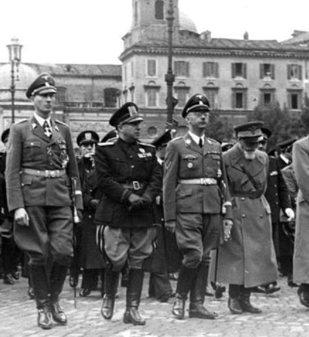 Représentants de la hiérarchie fasciste italienne et nazie lors des funérailles du chef de la police italienne, Arturo Bocchini. De gauche à droite: Karl Wolff, Reinhard Heydrich, Adelchi Serena, Heinrich Himmler, Emilio De Bono, Rodolfo Graziani, Hans Georg von Mackensen. 21 novembre 1940. Bundesarchiv, Bild 121-2051. 