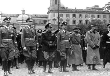 Représentants de la hiérarchie fasciste italienne et nazie lors des funérailles du chef de la police italienne, Arturo Bocchini. De gauche à droite: Karl Wolff, Reinhard Heydrich, Adelchi Serena, Heinrich Himmler, Emilio De Bono, Rodolfo Graziani, Hans Georg von Mackensen. 21 novembre 1940. Bundesarchiv, Bild 121-2051. 