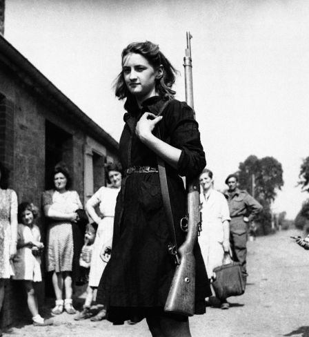 Une jeune femme, membre de la Résistance, le 20 août 1944