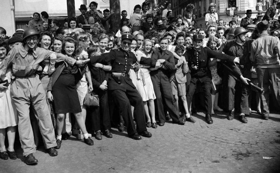 Gendarmes holding back a crowd anxious to see General Charles de Gaulle, 26 August 1944. © AP Photo, Laurence Harris