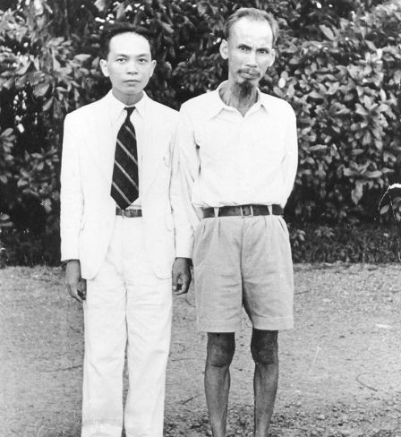 Général de l’armée vietnamienne Võ Nguyên Giáp et Hô Chi Minh (à droite), leaders de la lutte pour l’indépendance du Viêt Nam et leaders de la résistance à l’occupation japonaise, 1945.