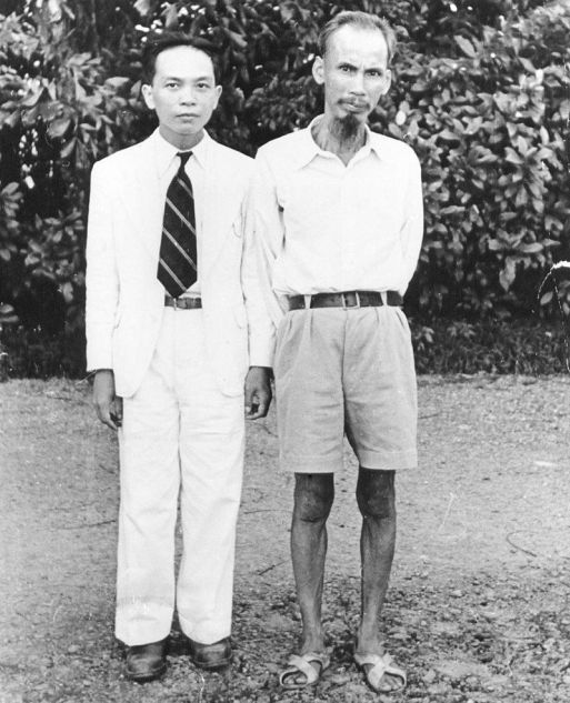 Général de l’armée vietnamienne Võ Nguyên Giáp et Hô Chi Minh (à droite), leaders de la lutte pour l’indépendance du Viêt Nam et leaders de la résistance à l’occupation japonaise, 1945.