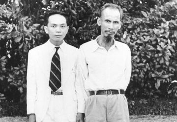 Général de l’armée vietnamienne Võ Nguyên Giáp et Hô Chi Minh (à droite), leaders de la lutte pour l’indépendance du Viêt Nam et leaders de la résistance à l’occupation japonaise, 1945.