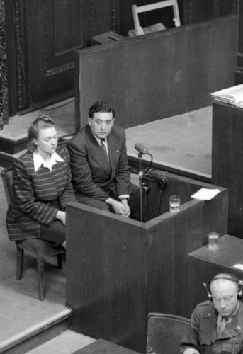 La Polonaise Severina Shmaglevskaja convoquée en tant que témoin par le tribunal de Nuremberg Photo d'Evguéni Khaldeï. Archives d’État de documents cinématographiques et photographiques de Russie, Arch. № В-2469, В-3199.