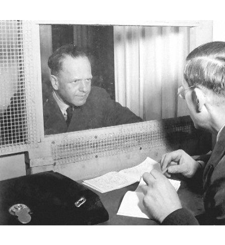 Erhard Milch spricht mit seinem Bruder Werner vor der Gerichtssitzung, Nürnberg 1947