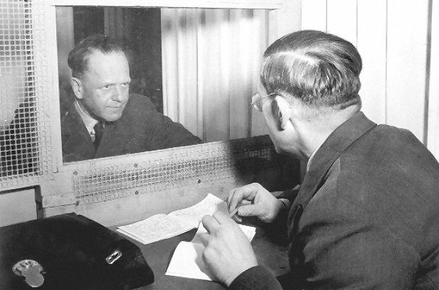 Erhard Milch spricht mit seinem Bruder Werner vor der Gerichtssitzung, Nürnberg 1947