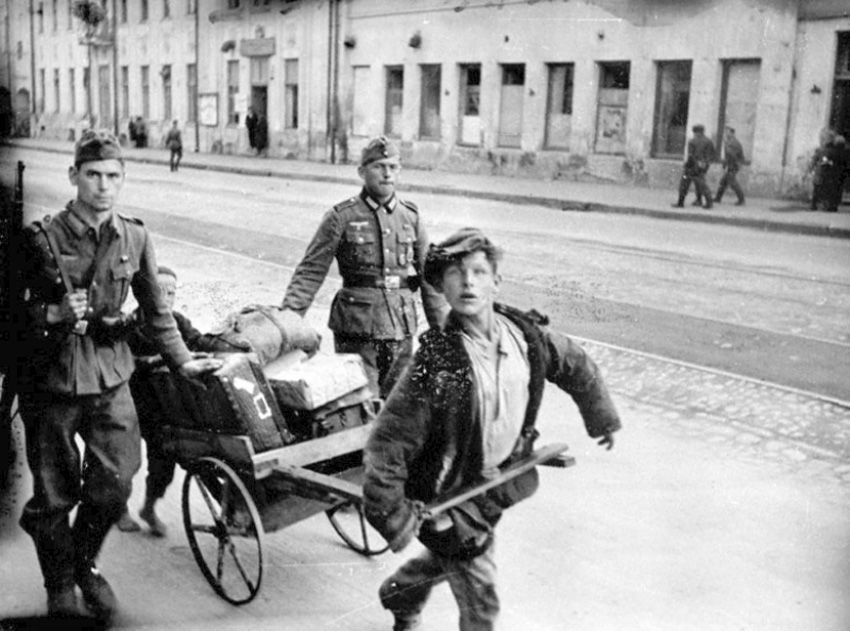Des enfants tirent les biens des occupants en permission. Mai 1943 / Archives d’État de documents cinématographiques et photographiques de Russie, Op. 2, № 99, Sn. 8 / Portail Web «Сrimes nazis en URSS»