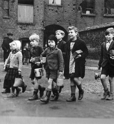 Les enfants allemands vont chercher du lait, Berlin, mai 1945 / Projet «Le dernier exploit de Nikolaï Berzarine»