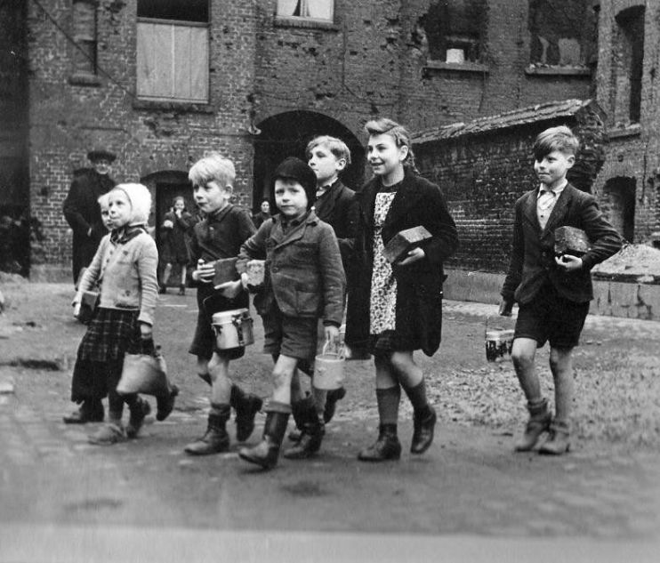 Les enfants allemands vont chercher du lait, Berlin, mai 1945 / Projet «Le dernier exploit de Nikolaï Berzarine»